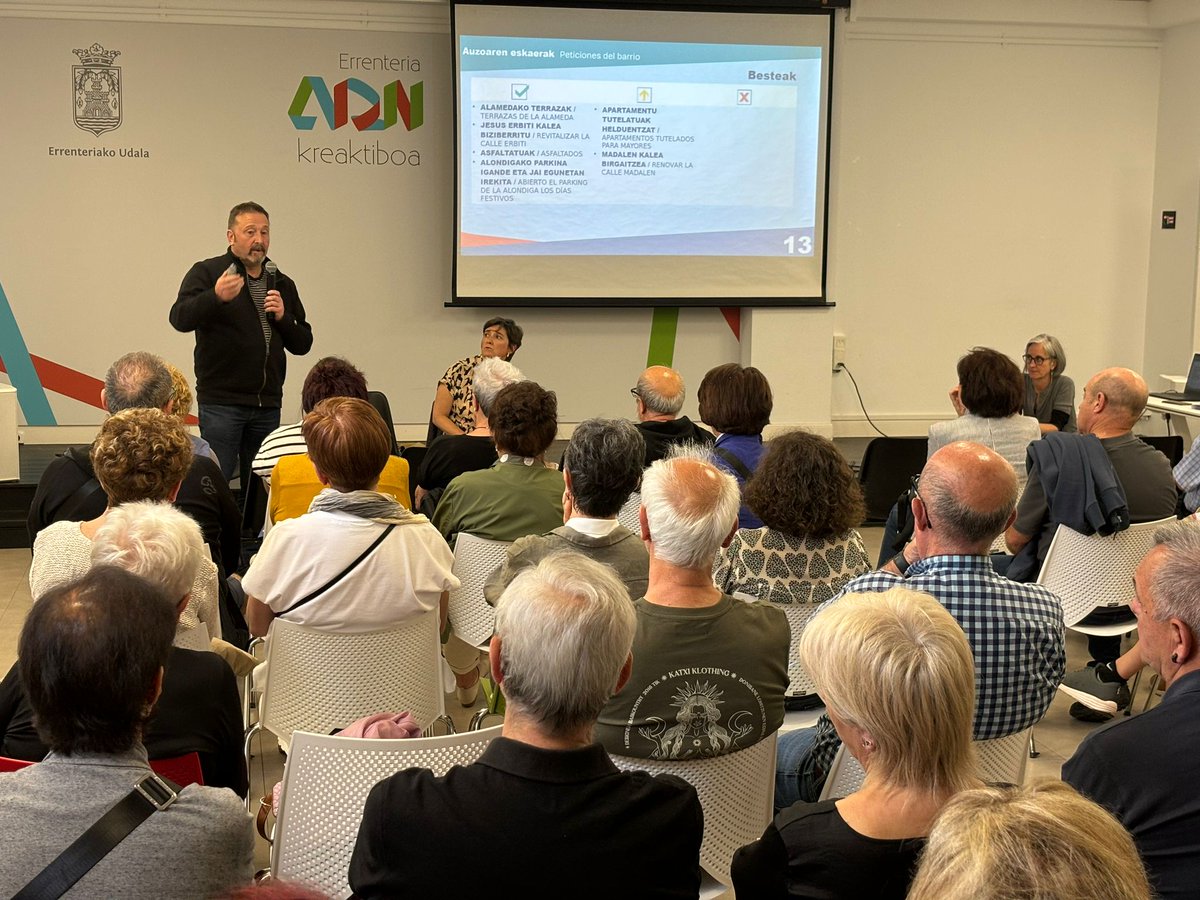Gaurko auzo-batzarra ere jendetsua izan da. Jendetsua eta intentsoa, #Erdigunea|ko kezkak jasotzeko ezinbestekoa.

Una nueva asamblea de barrio con asistencia amplia, de la que nos llevamos tarea que hacer. 

Eskerrik asko! Nos vemos la semana que viene en #Fanderia