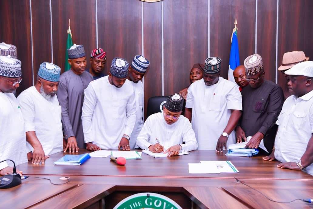 GominaHabib's tweet image. GOVERNOR ODODO SIGNS 7 BILLS INTO LAW 

Governor Ododo has signed into law seven bills aimed at enhancing the lives of Kogi State citizens. The bills include:

- Repeal and re-enactment of the Local Government Service Commission