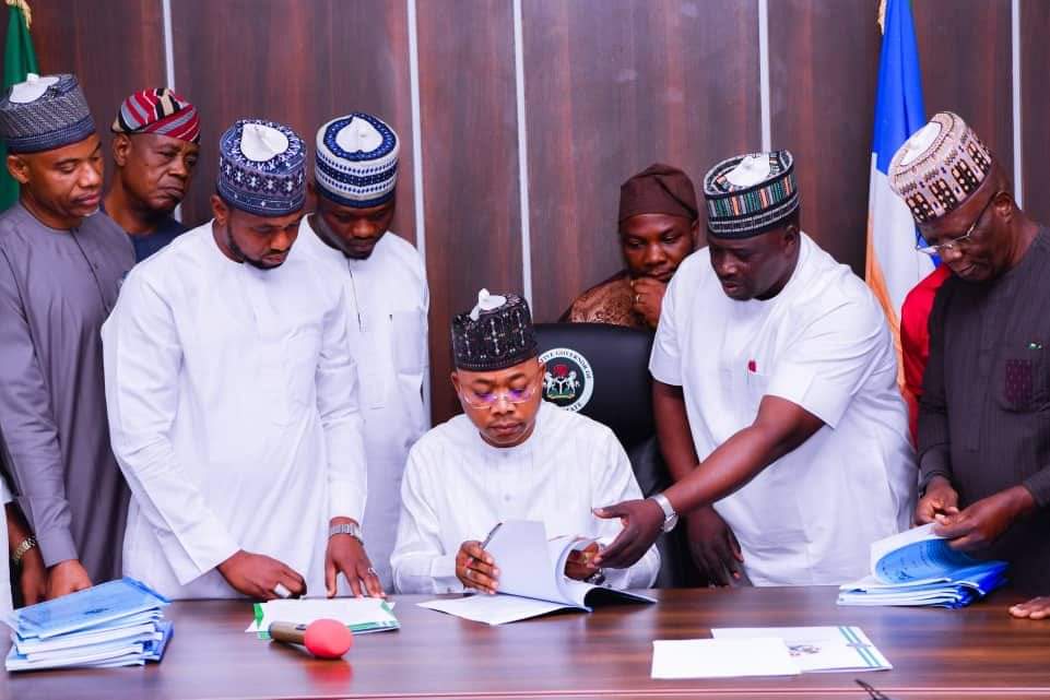 GominaHabib's tweet image. GOVERNOR ODODO SIGNS 7 BILLS INTO LAW 

Governor Ododo has signed into law seven bills aimed at enhancing the lives of Kogi State citizens. The bills include:

- Repeal and re-enactment of the Local Government Service Commission