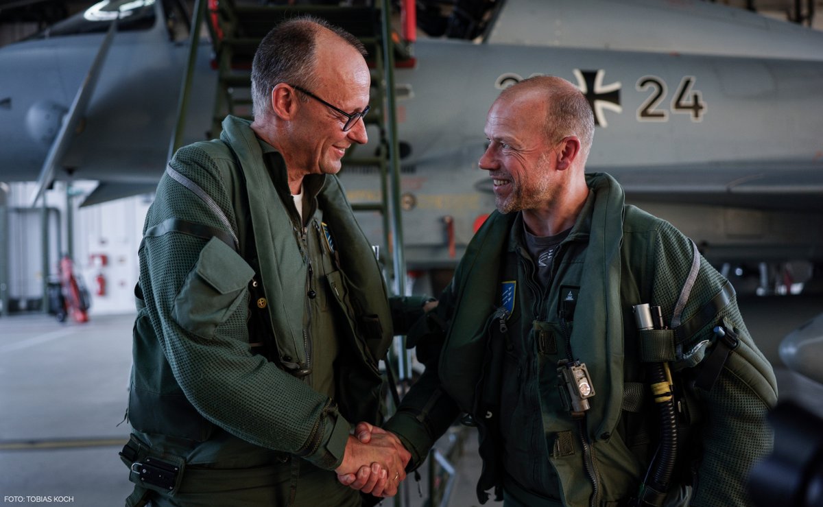 „Hohe Einsatzbereitschaft und modernste Technik – mein Besuch beim <a href="/Team_Luftwaffe/">Team Luftwaffe</a> in Rostock zeigt, auf die #Bundeswehr ist Verlass. Hoch motiviert schützt die Luftwaffe 24/7 unseren Luftraum und sorgt für unsere Sicherheit.