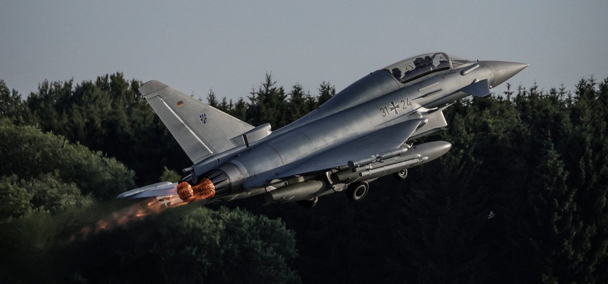 Keine Sicherheit ohne unsere #Bundeswehr: Heute besuchte <a href="/_FriedrichMerz/">Friedrich Merz</a> das Taktische Luftwaffengeschwader 73 in Rostock-Laage, um sich mit Soldaten auszutauschen &amp; über aktuelle Entwicklungen zu informieren. Beim Mitflug im #Eurofighter konnte er einen Eindruck gewinnen, was es