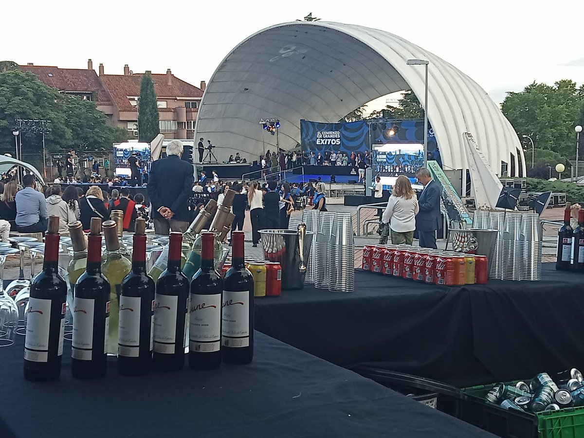 AVSanLorenzo's tweet photo. El concejal David Pérez, del PP, dijo que prohibía la venta de alcohol en fiestas vecinales de Hortaleza porque le preocupaba que la juventud bebiera

Hoy permite alcohol en la fiesta de graduación de una escuela privada donde hay cientos de chavales

Se ríen de nosotros https://t.co/Ewb8IHx5dU