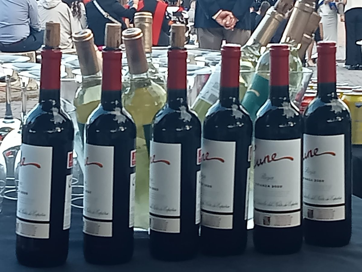AVSanLorenzo's tweet photo. El concejal David Pérez, del PP, dijo que prohibía la venta de alcohol en fiestas vecinales de Hortaleza porque le preocupaba que la juventud bebiera

Hoy permite alcohol en la fiesta de graduación de una escuela privada donde hay cientos de chavales

Se ríen de nosotros https://t.co/Ewb8IHx5dU