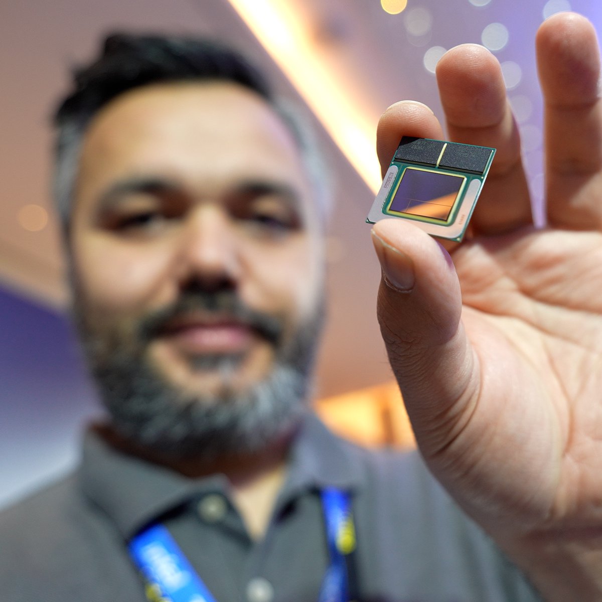 fx57's tweet image. Intel herkesi şaşırttı ve yakın tarihindeki en büyük işlemci değişimine imza atarak, Apple&apos;a karşı onun da kullandığı tekniklerle hazırlandı. 

İşlemciye entegre RAM ve işlemci çekirdekleri için 3nm üretim sürecine sahip  Lunar Lake işlemci elimde 🔥

youtu.be/d6w__4B5QGA?si…