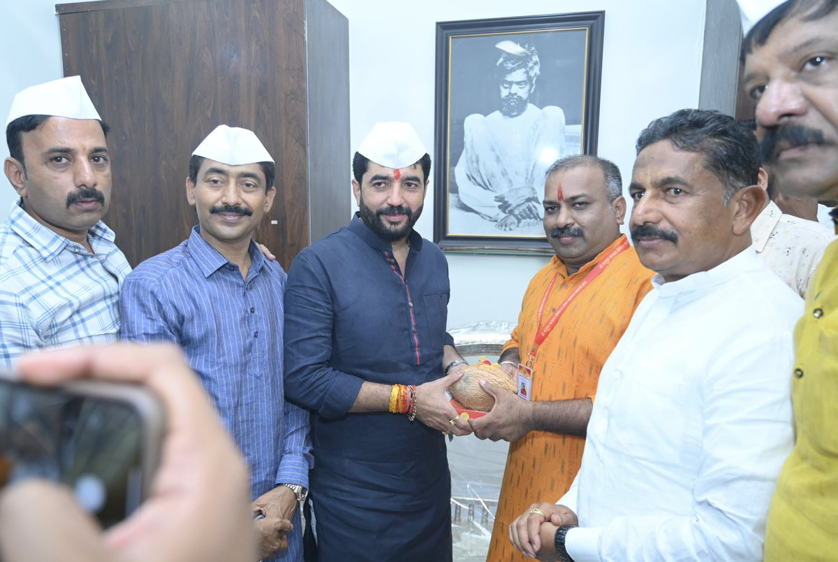 || जय शंकर ||

पुण्यनगरीचं शक्तीपीठ, संतवर्य, सद्गुरु योगीराज श्री शंकर महाराज मठ येथे आज मनोभावे दर्शन घेत विधिवत पूजाही केली.