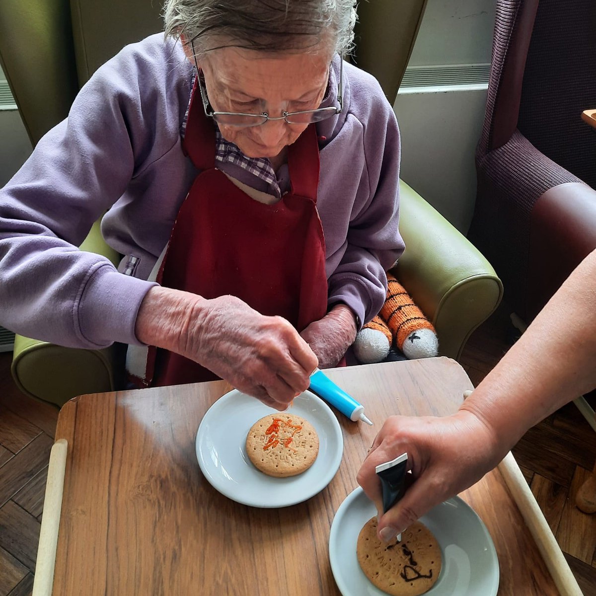 ChegworthHome's tweet photo. On Tuesday morning, we enjoyed a delightful coffee gathering.💙

Our residents had a wonderful time chatting with each other and icing digestives. 🍪

Don't they look great?!

#ChegworthNursingHome #CareUK #CoffeeMorning https://t.co/kOSv8NUDm3