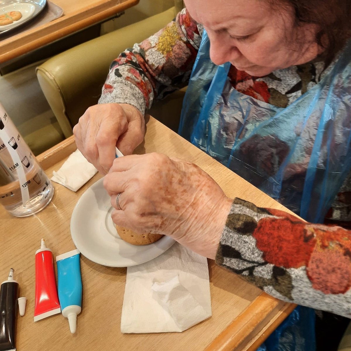 ChegworthHome's tweet photo. On Tuesday morning, we enjoyed a delightful coffee gathering.💙

Our residents had a wonderful time chatting with each other and icing digestives. 🍪

Don't they look great?!

#ChegworthNursingHome #CareUK #CoffeeMorning https://t.co/kOSv8NUDm3