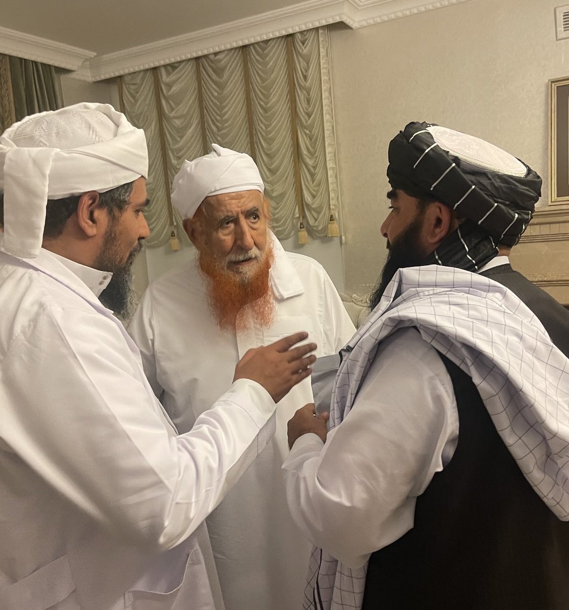 قصة في هذه الصورة ..
ذبيح الله مجاهد الناطق بإسم طالبان قال لوالدي قاتلنا في سبيل الله عشرون عاما حتى طلب منا الأمريكان التحاور لخروجهم من أفغانستان وفي أول لقاء معهم أخبرناهم أن عندنا خطوط حمراء لايمكن تجاوزها بأي صورة من الصور لا من قريب ولا من بعيد أولها الشريعة الإسلامية لن