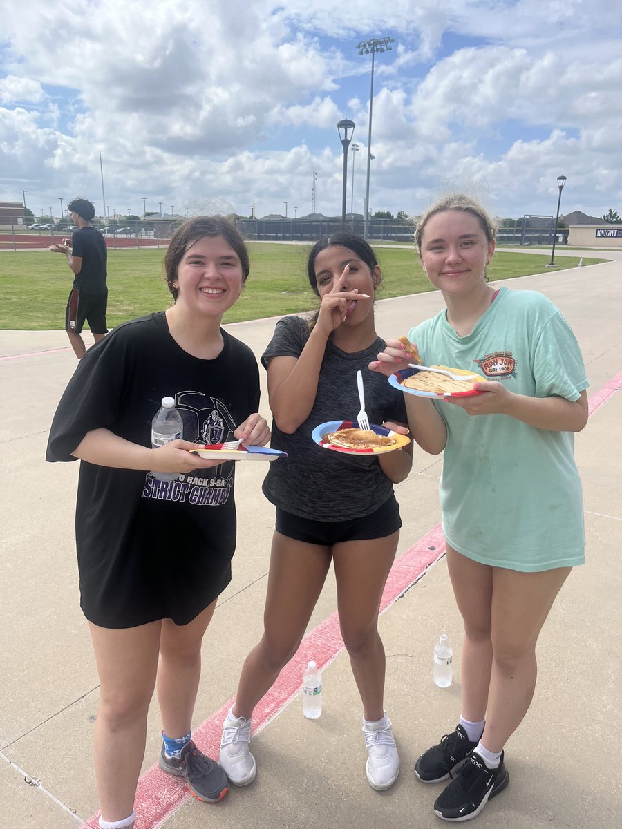 IHSStrength's tweet image. A big thank you to our @IhsBooster parents for cooking up a great breakfast for our athletes this morning. We’re luck to have such a great group of parents involved in our program #StateofMind