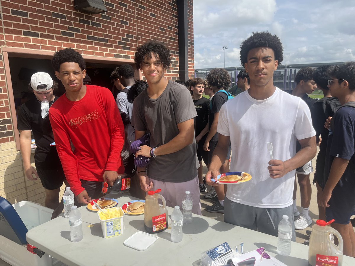 IHSStrength's tweet image. A big thank you to our @IhsBooster parents for cooking up a great breakfast for our athletes this morning. We’re luck to have such a great group of parents involved in our program #StateofMind
