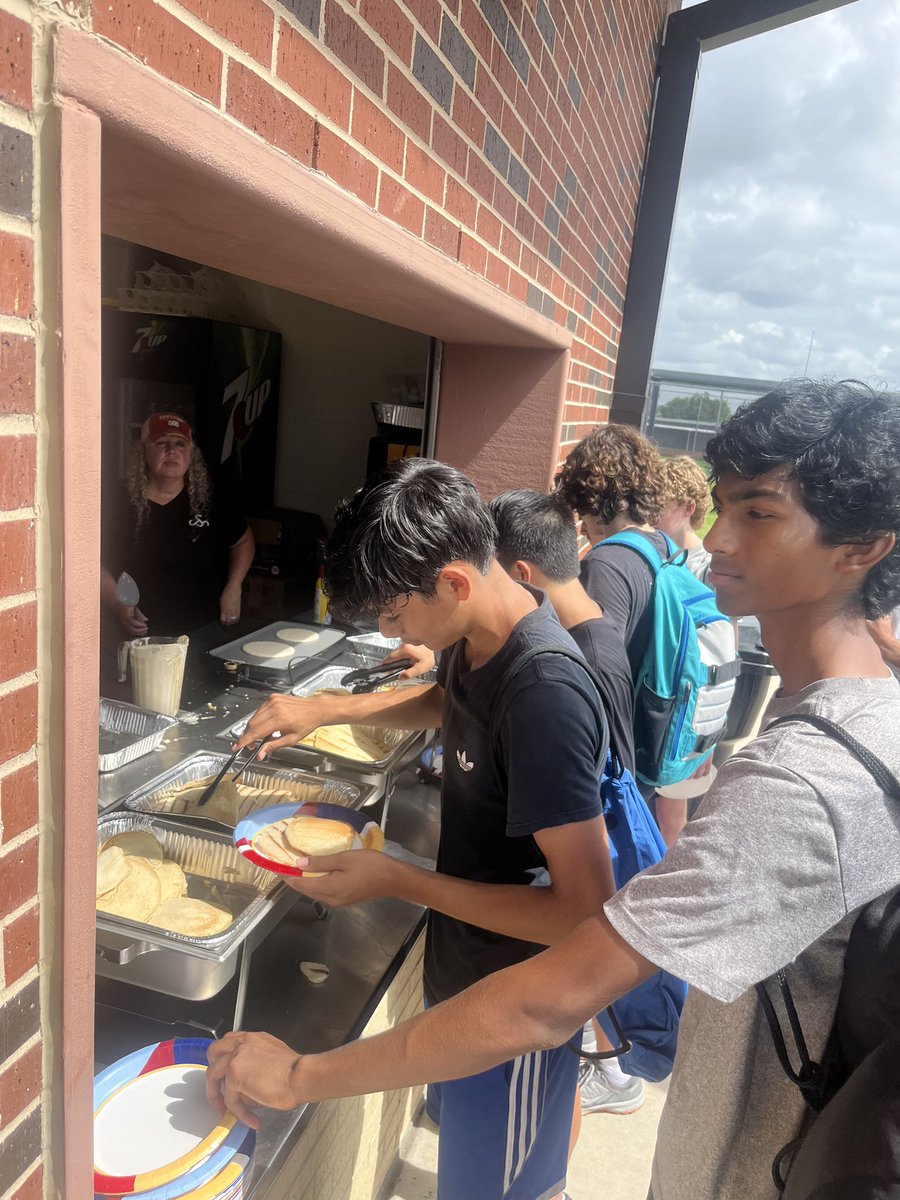 IHSStrength's tweet image. A big thank you to our @IhsBooster parents for cooking up a great breakfast for our athletes this morning. We’re luck to have such a great group of parents involved in our program #StateofMind