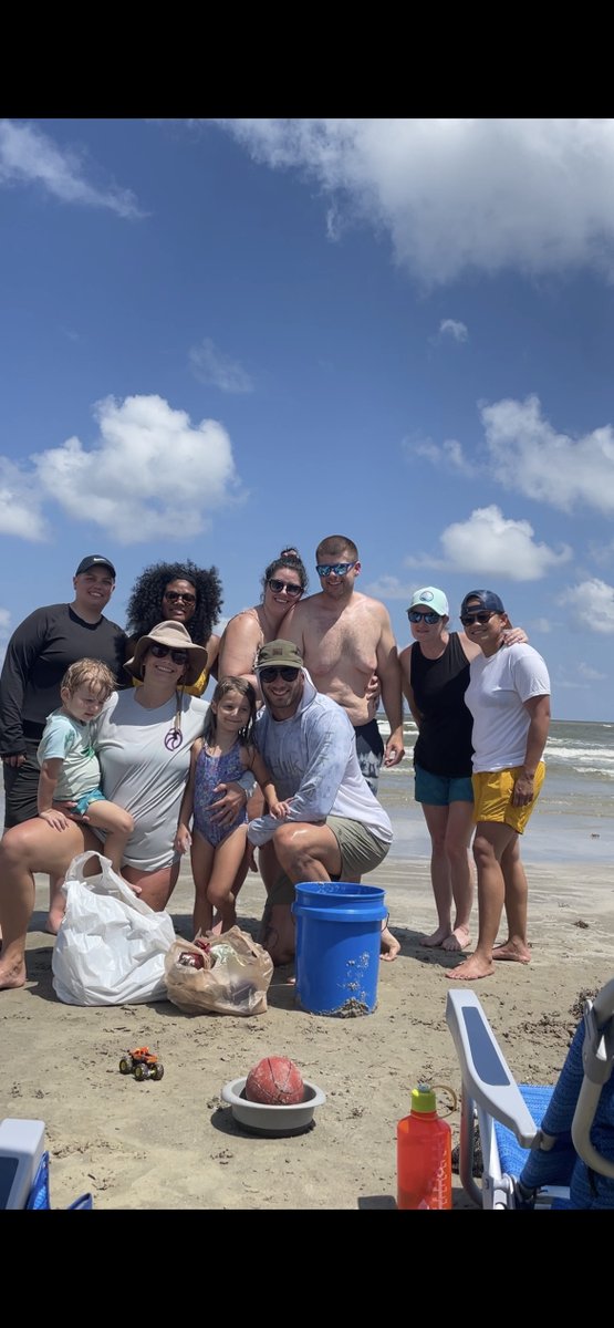 karallivore's tweet image. Got some friends together to do a beach cleanup for #WorldOceansDay with @TX_SWMS. Nothing makes a marine biologist happier than clean water!