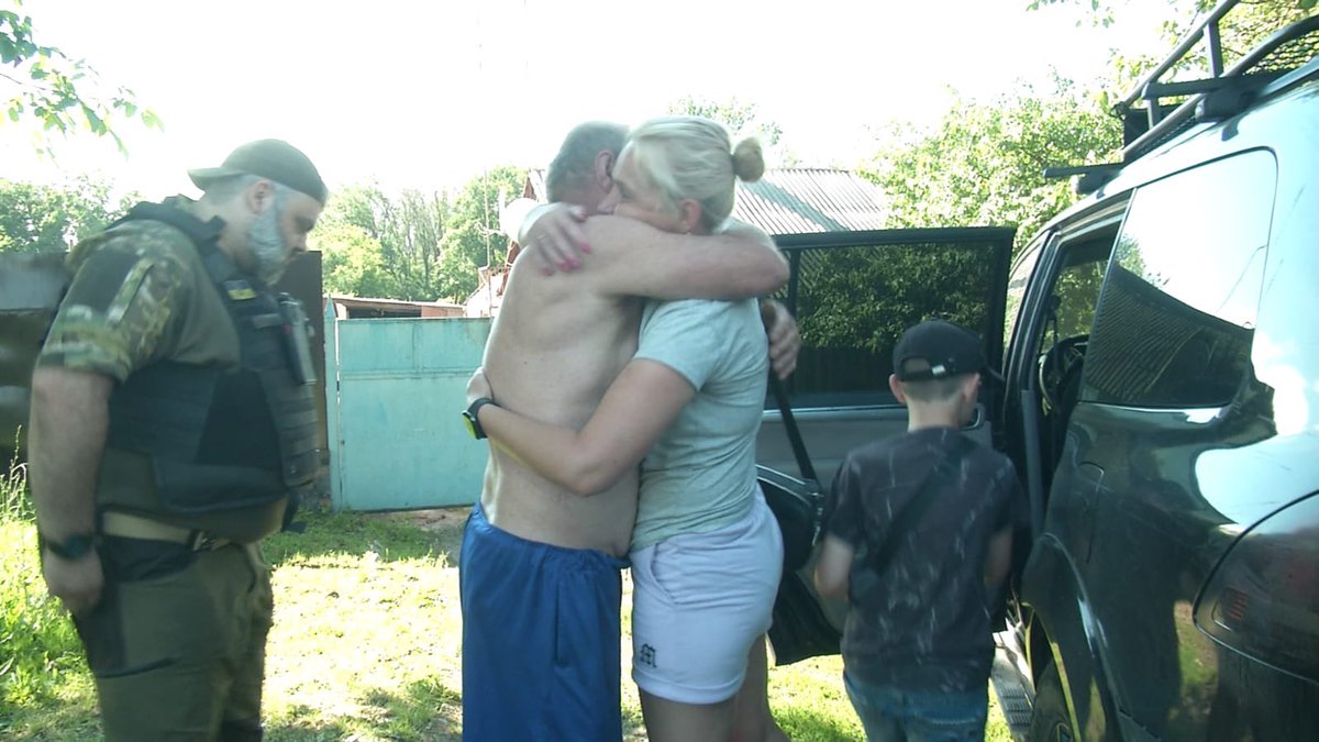 BluCheckUkraine's tweet image. On #WorldRefugeeDay we stand with the Ukrainian people, like those pictured, who have had to say goodbye to their loved ones and homes - perhaps forever.

25% of Ukrainians have fled. Nearly 15M will require #humanitarianaid this year.

Give what you can: bluecheck.in/donate