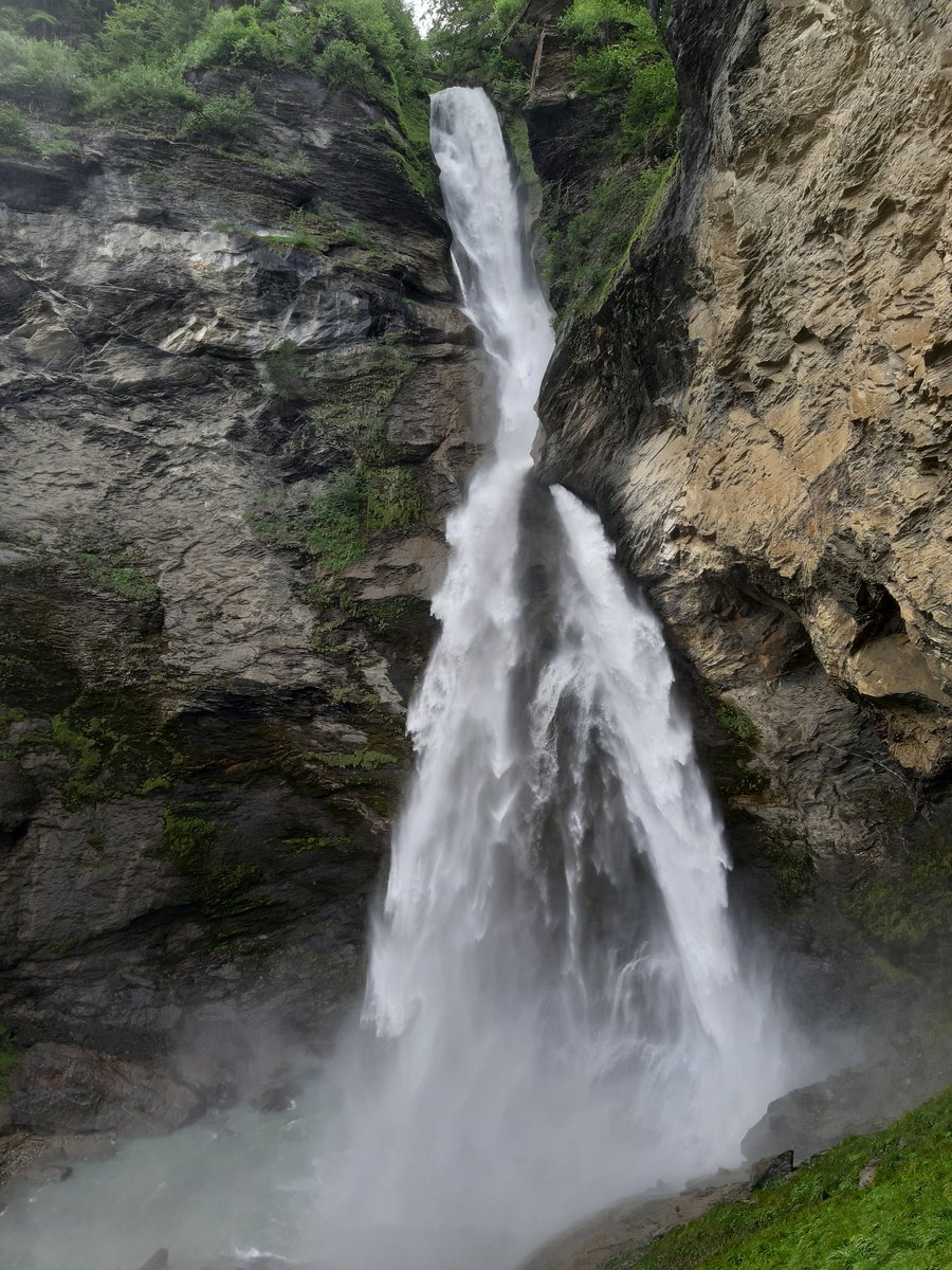 brandiwein1982's tweet photo. #SherlockHolmes Excursion - Day 2
🐕🎻🔍
Time for the real thing. We did a fantastic walking tour around the #Reichenbachfall and everyone, me, @SFabiani67 and little Sherlock, wore a deerstalker. That was the deal.😄 https://t.co/3rzscwmh7y