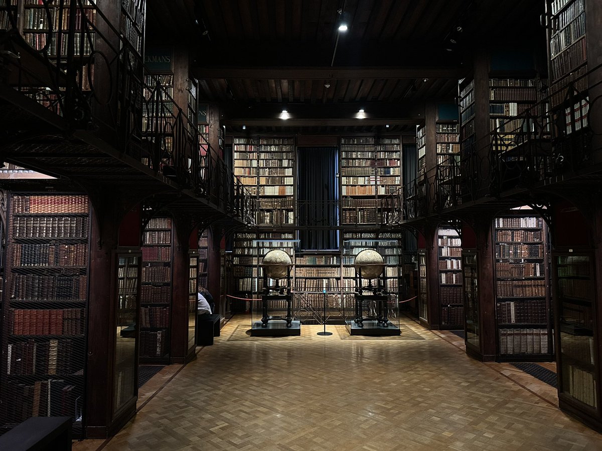 Maarten Knuts (@maartenknuts) on Twitter photo Vandaag eindelijk de Nottebohmzaal bezocht, in de Erfgoedbibliotheek in Antwerpen. 150.000 oude boeken worden hier in optimale omstandigheden bewaard: altijd precies 18 graden en een luchtvochtigheid van 55 procent. Ga dat zien, mensen! Vandaag eindelijk de Nottebohmzaal bezocht, in de Erfgoedbibliotheek in Antwerpen. 150.000 oude boeken worden hier in optimale omstandigheden bewaard: altijd precies 18 graden en een luchtvochtigheid van 55 procent. Ga dat zien, mensen!