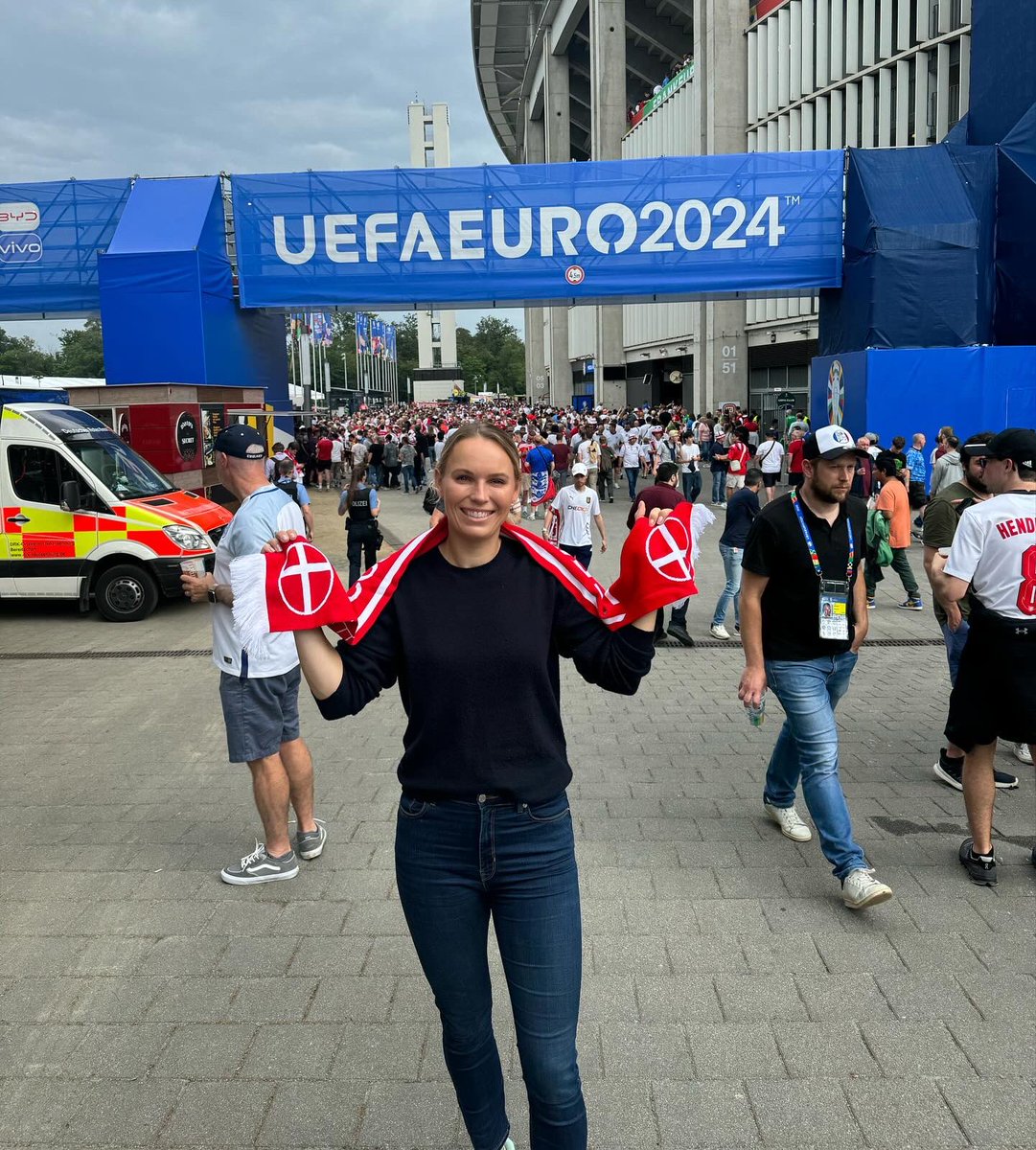 CaroWozniacki's tweet image. Had fun cheering on Denmark today! 🇩🇰 Let’s win the next one and keep moving forward 💪🏻🇩🇰 
Thank you @adidas for the brilliant hospitality!