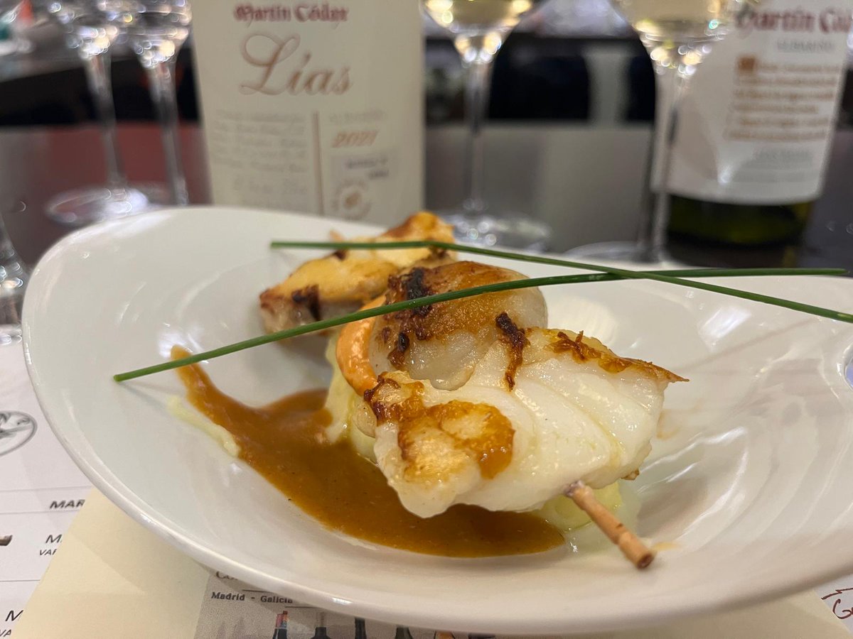 labodeguillascq's tweet photo. Da cociña saen: *Empanada de Mexillóns , *Brocheta de rape e vieira sobre quenelle de pataca en bisqué de lagostino *Milfollas de berenxena con queixo o gratén e crocante de xamón ibérico *Ragout de cogomelos e presa de ibérico *Solombo de vacún maior a grella @wineup_es https://t.co/XqKdz79NiF