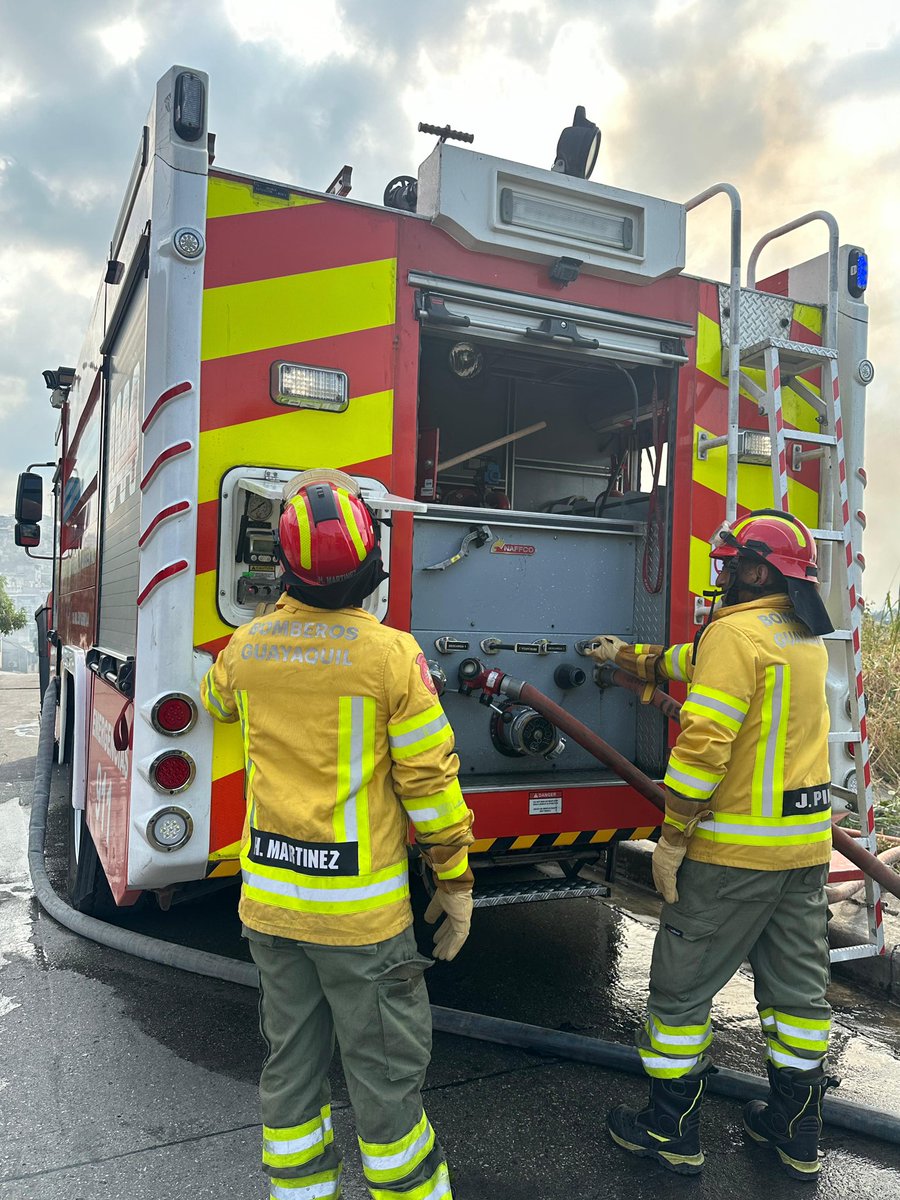 BomberosGYE's tweet photo. #BCBGInforma | Atendemos alarma 2 de incendio forestal en la Av. Juan Tanca Marengo, como referencia atrás de la Facultad de Ciencias Naturales. 

Al lugar se despacharon cuatro unidades de combate urbano forestal. https://t.co/7DxHhntMrj