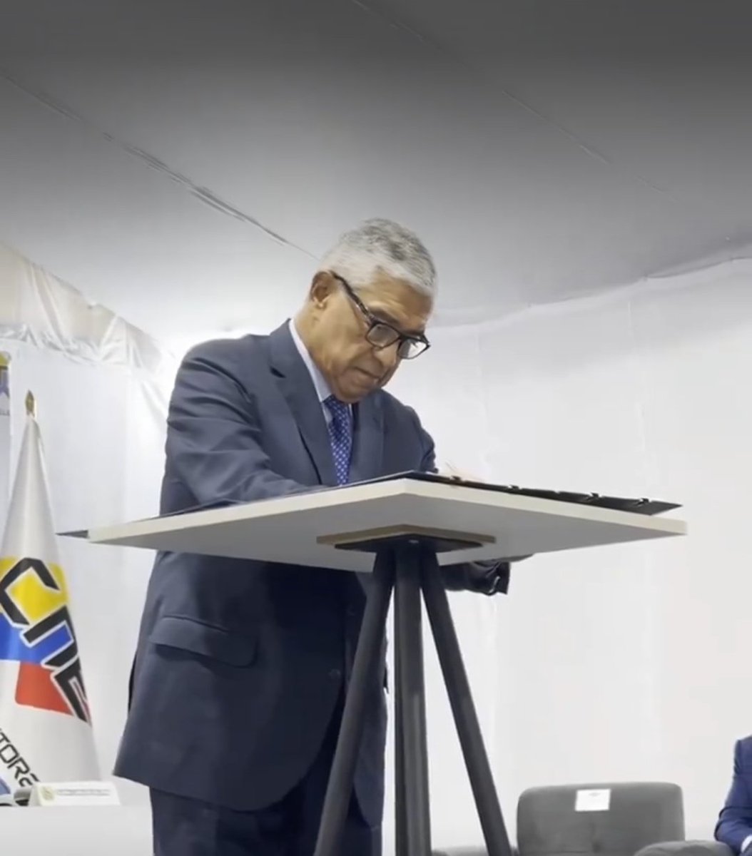 fersar58's tweet photo. En un acto cívico, de convivencia política, los candidatos a las elecciones presidenciales firmaron el acuerdo de respeto a los resultados electorales 
En esta imagen vemos al candidato Claudio Fermín @claudioefermin  cumpliendo con su deber cívicopolitico https://t.co/JnbMTcmw6t