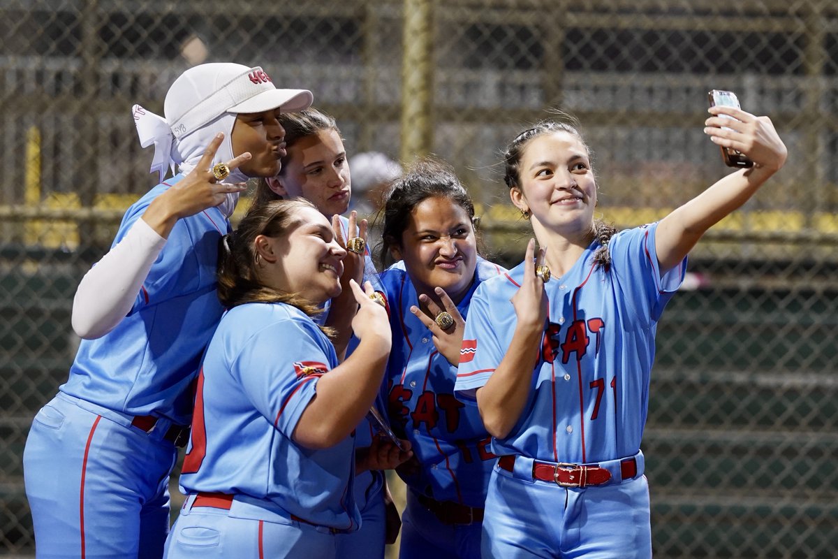 Show us some softball selfies in the replies! 📸🥎 #NationalSelfieDay