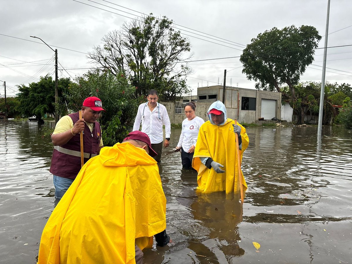 AgeproQ's tweet photo. ¡Solidaridad en acción en Chetumal! Por indicaciones de la Gobernadora Mara Lezama, personal de la  AGEPRO en coordinación con la SEOP y Protección Civil Estatal, trabaja en la limpieza de varios puntos afectados por las intensas lluvias de los últimos días. #GobiernoSolidario https://t.co/TDPRUJwtsP