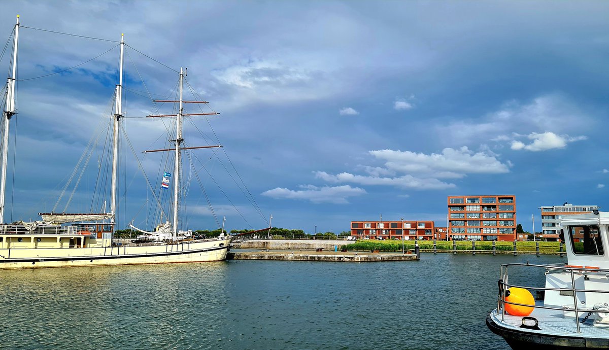 Even leek er een bui aan te komen boven Lelystad.  Liep met een sisser af. Wel mooie wolkenlucht. Bataviahaven Lelystad <a href="/OmroepFlevoland/">Omroep Flevoland</a> <a href="/FlevolandWeer/">Flevoland Weer</a> <a href="/Weerfotoklasse1/">Weerfotoklassement</a> <a href="/weermanrobert/">➡️ Robert de Vries</a> <a href="/FlorianPolak/">Florian Polak</a> <a href="/Diana_Woei/">DianaWoei</a> #lelystad #bataviahaven <a href="/_weernl/">Weer.nl</a>