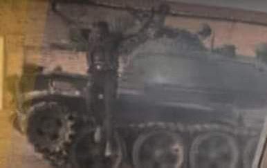 دبابة كاملة تجرجر فى جنازيرها وماشه تقتحم.. فجأة يظهر ليها   جندي من القوات المسلحة منغمس يجدع فيها ⅔كِلبسة ويحرقها بالأمباي السايقها..

عندنا الدباب بفجر الدبابة ✊🔥