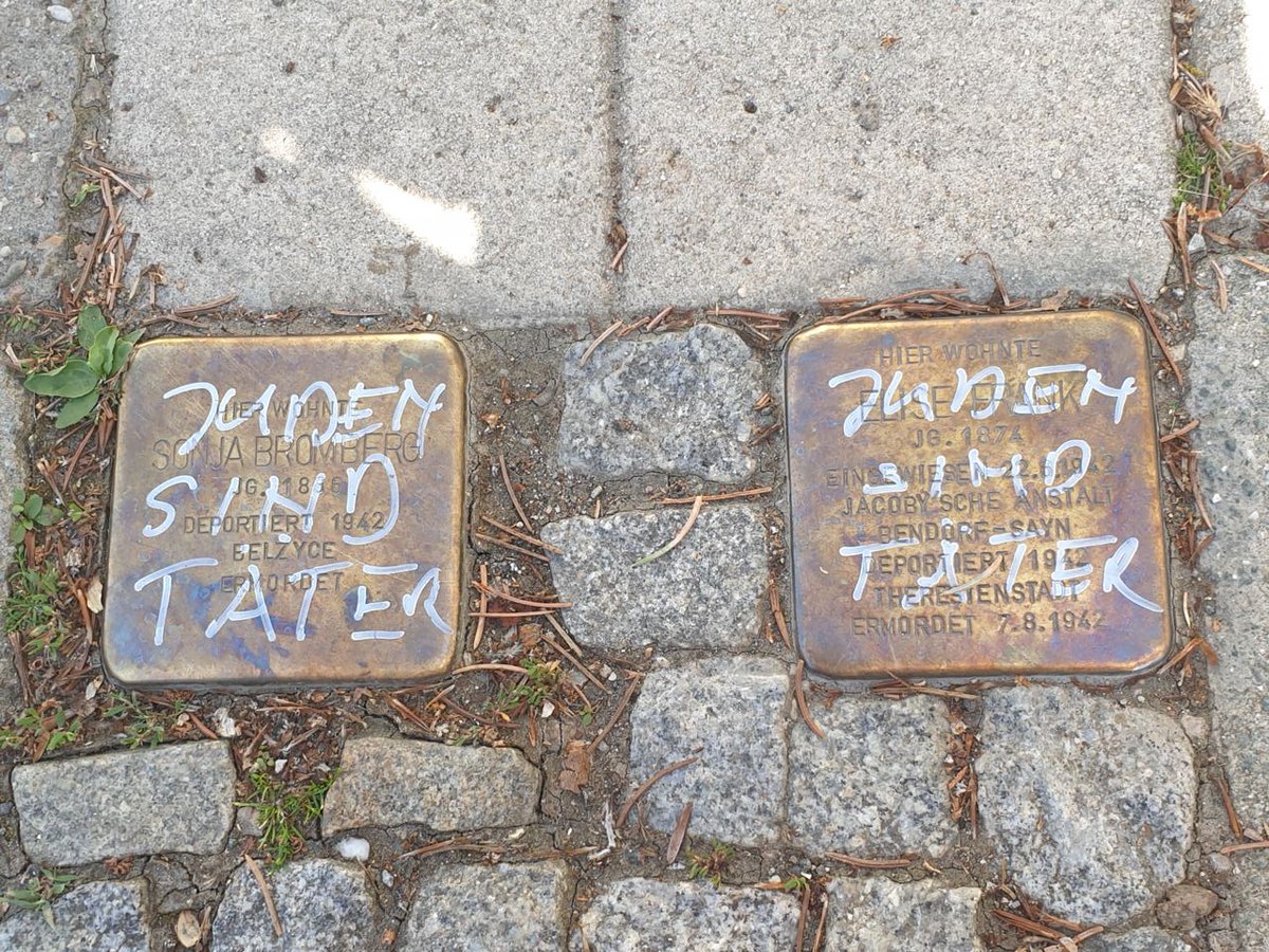 Weimar im Jahr 2024❗🤬

Stell dir vor, du lebst in einer Stadt, in der Nähe von #Buchenwald. Die Erinnerung an die widerlichen Gräueltaten der #Nazis sind so nah und erfassbar, dass du sie nicht übersehen kannst.

Und es gibt tatsächlich Menschen die schänden Stolperstein...