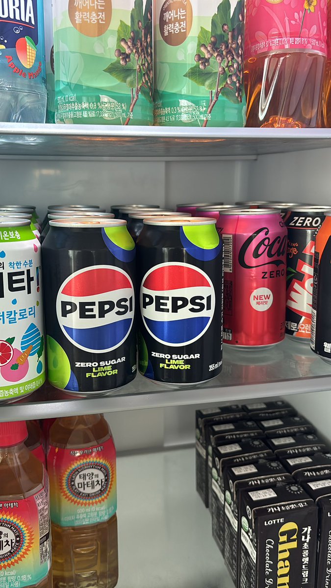 DanDKLee92's tweet photo. @Tocelot Does pepsi zero and cherry coke zero count? We dont have diet coke brand in Korea :( https://t.co/auPTG3yw8S