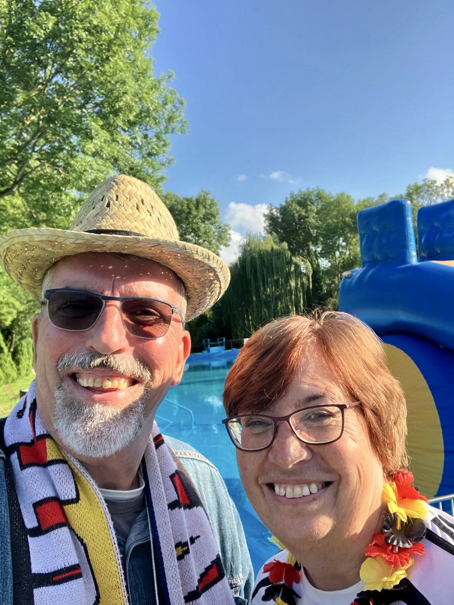 CoraLandshuter's tweet image. #Feierabend #Publicviewing ⚽️🇩🇪 #freibad #langenweddingen #sülzetal  😎☀️💦