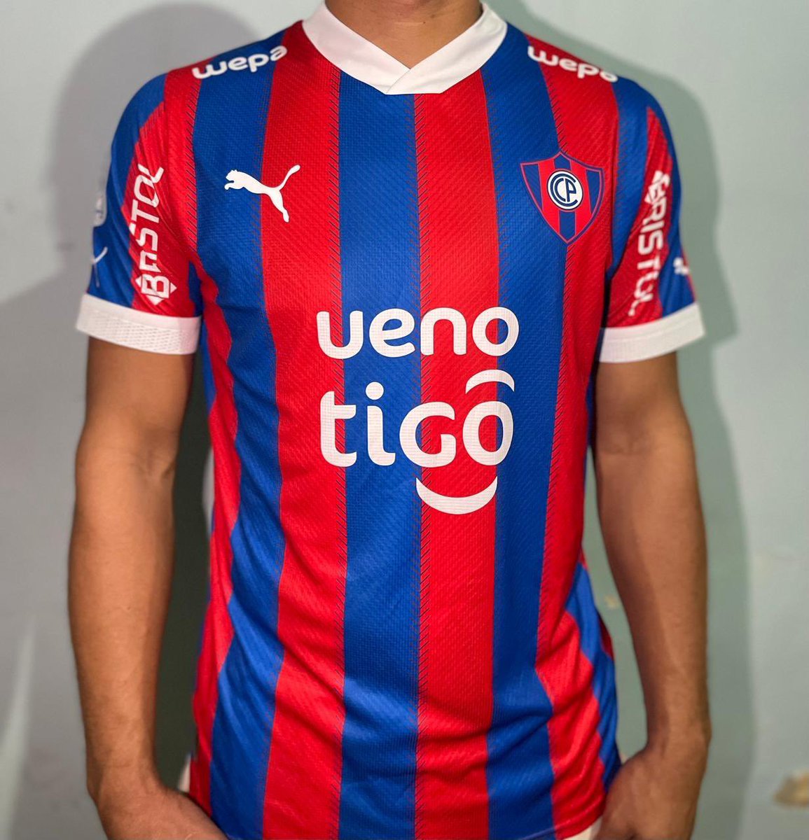 diegoescobar08's tweet photo. Venta de remeras originales de jugadores a Beneficio de Hugo Herrera  jugador del 3 de noviembre ascenso paraguayo, el mismo sufrió lamentablemente una lesión grave en la rodilla (rotura de ligamentos) nos servirá para costear la operación se agradece Rt 🙏🏾 https://t.co/fNPRGfNh5A