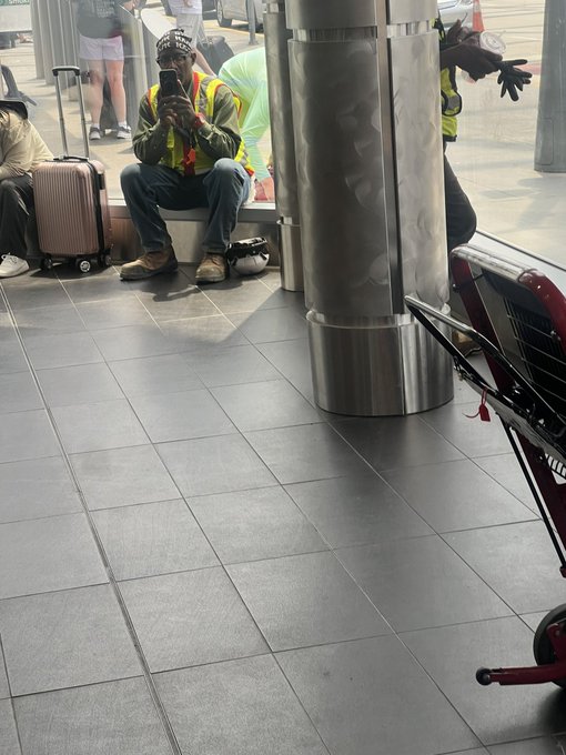 LMAO this guy was taking pics of me in the airport so i decided to take pics of him. if i&rsquo;m uncomfy then<a href="/tag/salutetoservice"class="tags"><span>#salutetoservice</span></a>