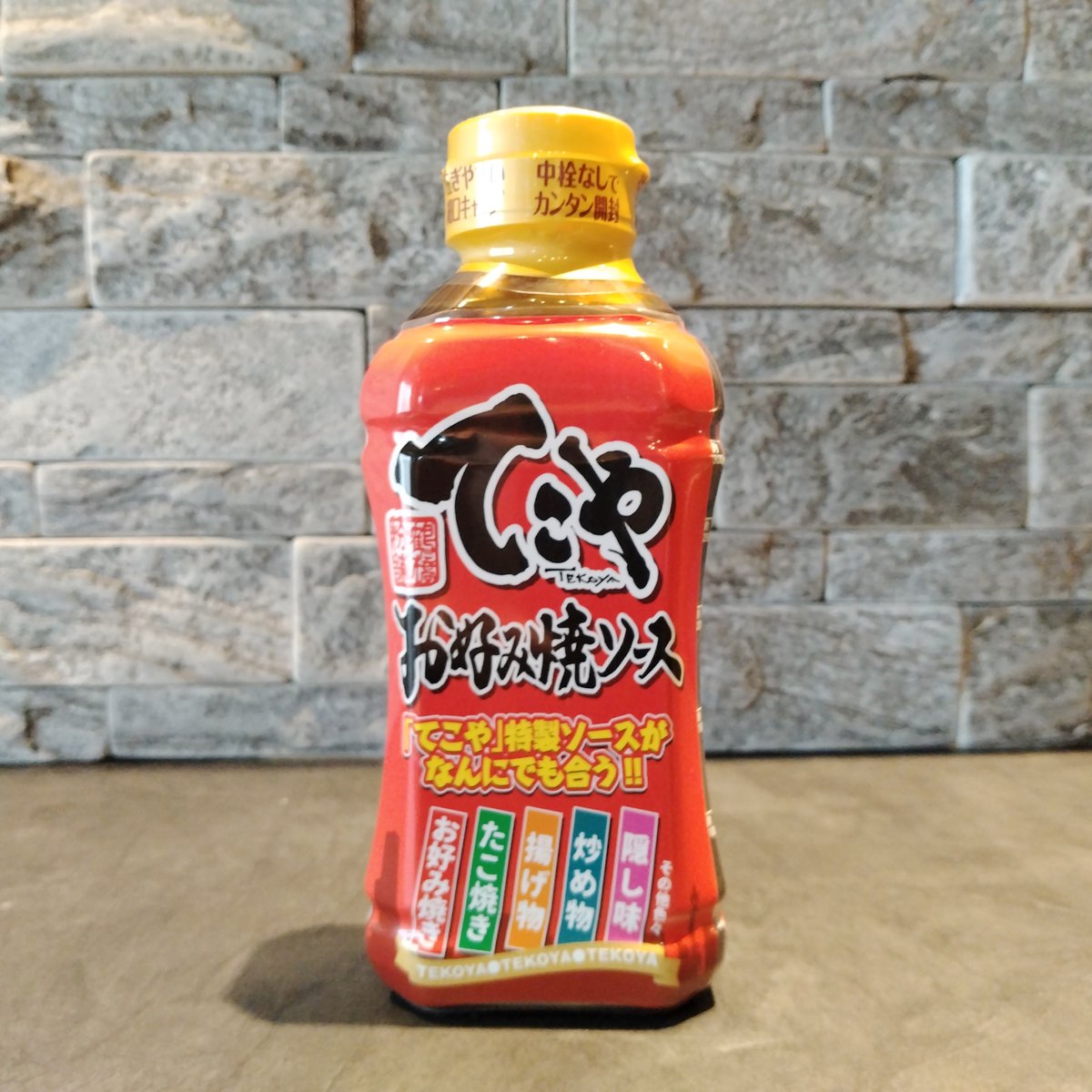 tekoya_official's tweet photo. 今日はてこや特製お好み焼ソースのご紹介♬
店頭販売しているソースなんにでも合う！
お好み焼たこ焼は勿論、揚げ物や炒め物にも…
野菜と果実の旨味の詰まった濃厚ソース、是非味わってみてください😃

パッケージが新しくなります✨
是非見比べてみてください😊
#お好みソース #お好み焼ソース https://t.co/m8Z7Tojta6