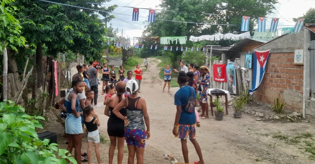 La joven Yelisa Torres Hernández, del barrio El Salaíto, en Santiago de Cuba, obtuvo 100 puntos en todas las pruebas de ingreso a la universidad, y hoy en su CDR le organizaron un merecido reconocimiento. #Cuba #CDRCuba #SomosDelBarrio