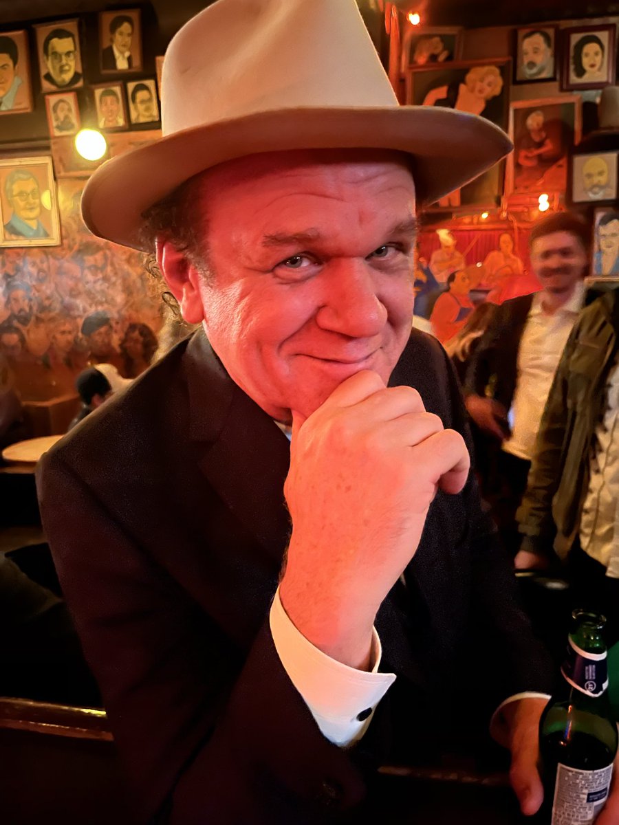 LizGaribayChi's tweet photo. Hey look, it’s Amos Hart at my favorite bar in the world. https://t.co/29O8uYOJoA