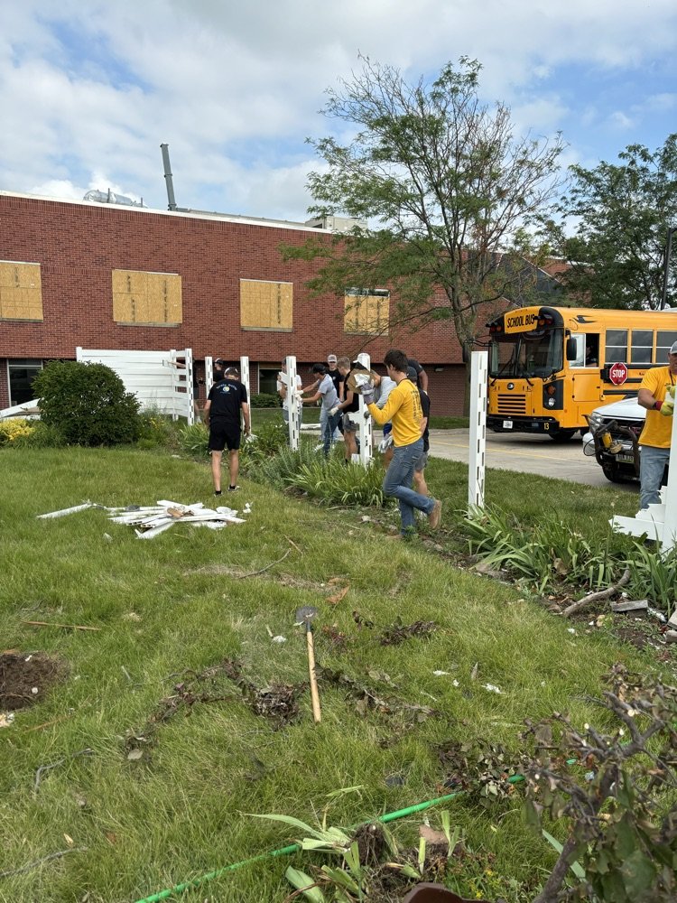WintersetSchool's tweet photo. The JV/ Varsity baseball teams had the night off of games so they headed over to Greenfield to help with tornado clean up. Thanks to the coaches for taking them over &amp; to the boys for their work! Our hearts are with the Greenfield community as they rebuild. #wintersethuskypride https://t.co/2juslwaTeK