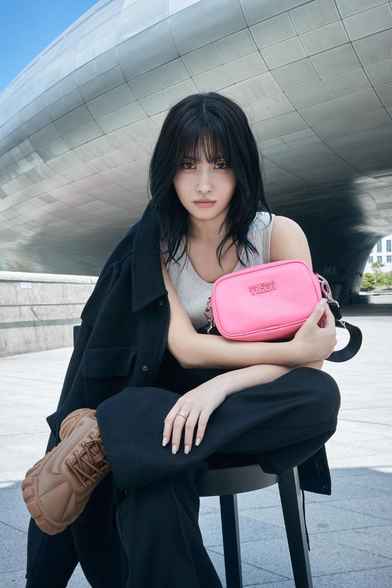 momo @ オニツカタイガーがTWICEのMOMOを起用した「イエローコレクション