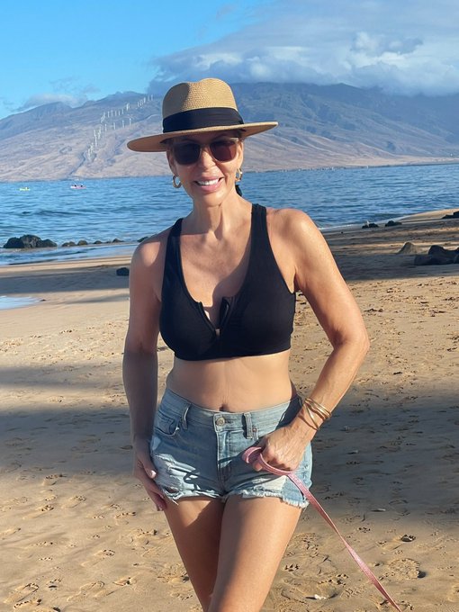 It&rsquo;s Throwback Thursday! And what better place than this Maui beach. 😎 Wish we were here! XOXO 💋  #ThrowbackThursday<a href="/tag/thursday"class="tags"><span>#thursday</span></a><a href="/tag/throwbackthursday"class="tags"><span>#throwbackthursday</span></a><a href="/tag/beach"class="tags"><span>#beach</span></a><a href="/tag/memories"class="tags"><span>#memories</span></a>