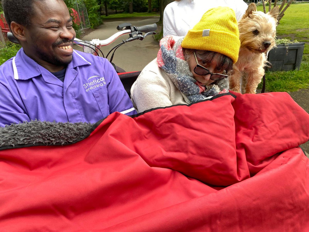It may be midsummer but we’re still all about our cosy blanket! What a brilliant photo! 🥰