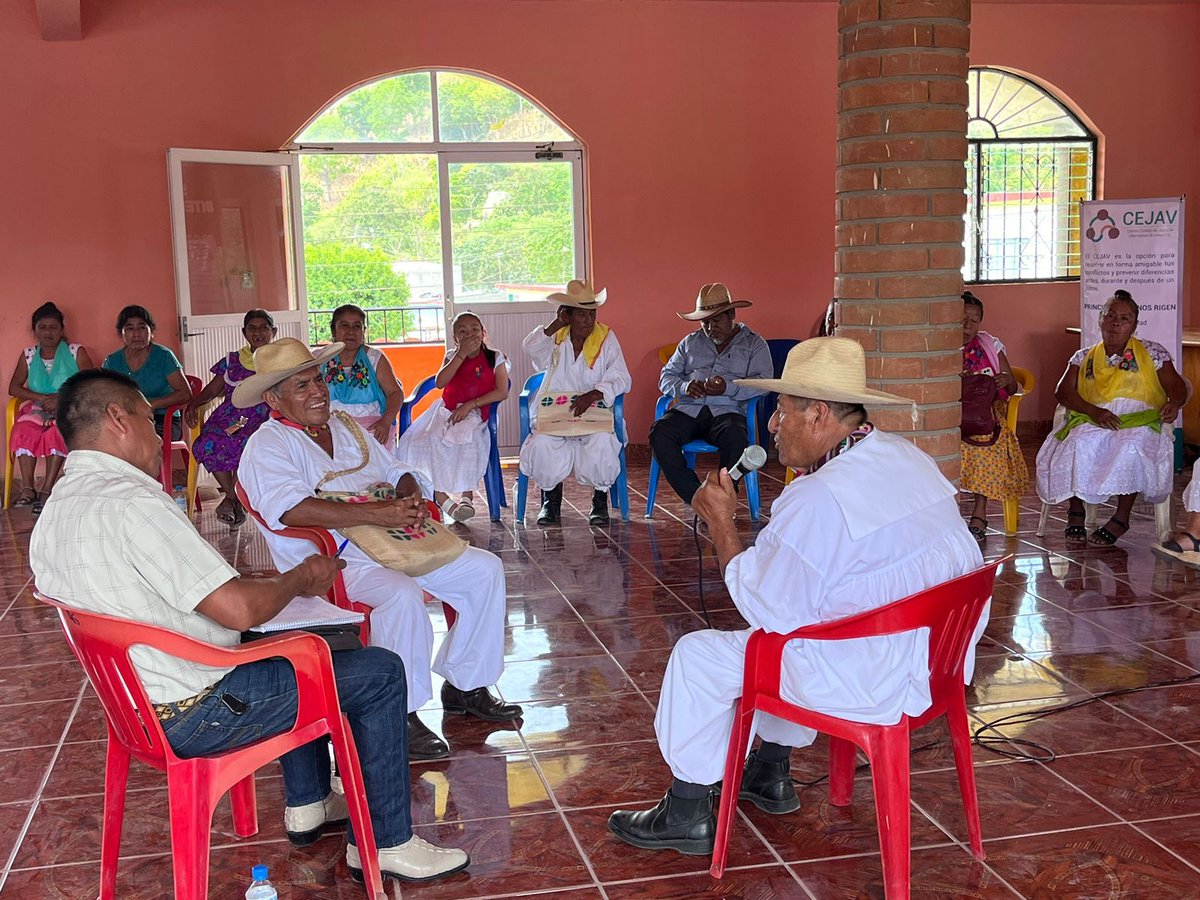 cejavOficial's tweet photo. Centro Estatal de Justicia Alternativa de Veracruz y el Instituto Veracruzano de Asuntos Indígenas unen esfuerzos para capacitar a más de 200 representantes indígenas de Papantla.

https://t.co/5Q0aOpkygN

#juntoshagamosmasc #mascveracruz #cejav https://t.co/Ef2rNSUNfA