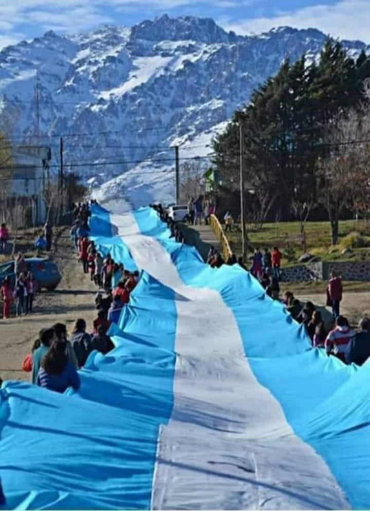 CandelaSolSilva's tweet photo. 🇮🇹 En Oneglia, pueblo de la Liguria cerca de Génova, se rinde homenaje al Gral Belgrano. En ese pueblo vivieron sus padres, quienes eran agricultores. Las casas cuelgan la bandera argentina🇦🇷.
El apellido Bel-grano significa semilla bella.
🇮🇹🤝🇦🇷 https://t.co/6RTN4CuF7O