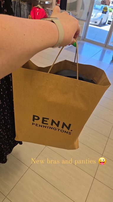 Treating myself because you aren't 🥺 https://t.co/5xuBW1e10r<a href="/tag/dailydoseofdolly"class="tags"><span>#dailydoseofdolly</span></a>