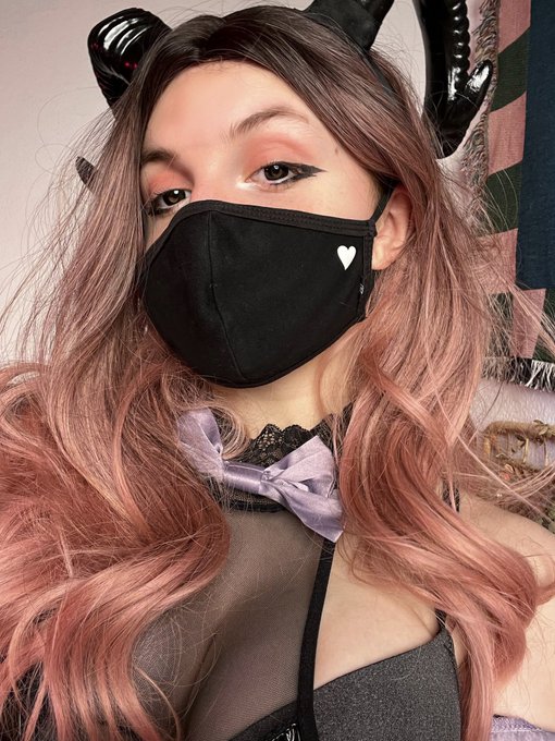 wanna be my snack of the night? https://t.co/EoVPZWEucn