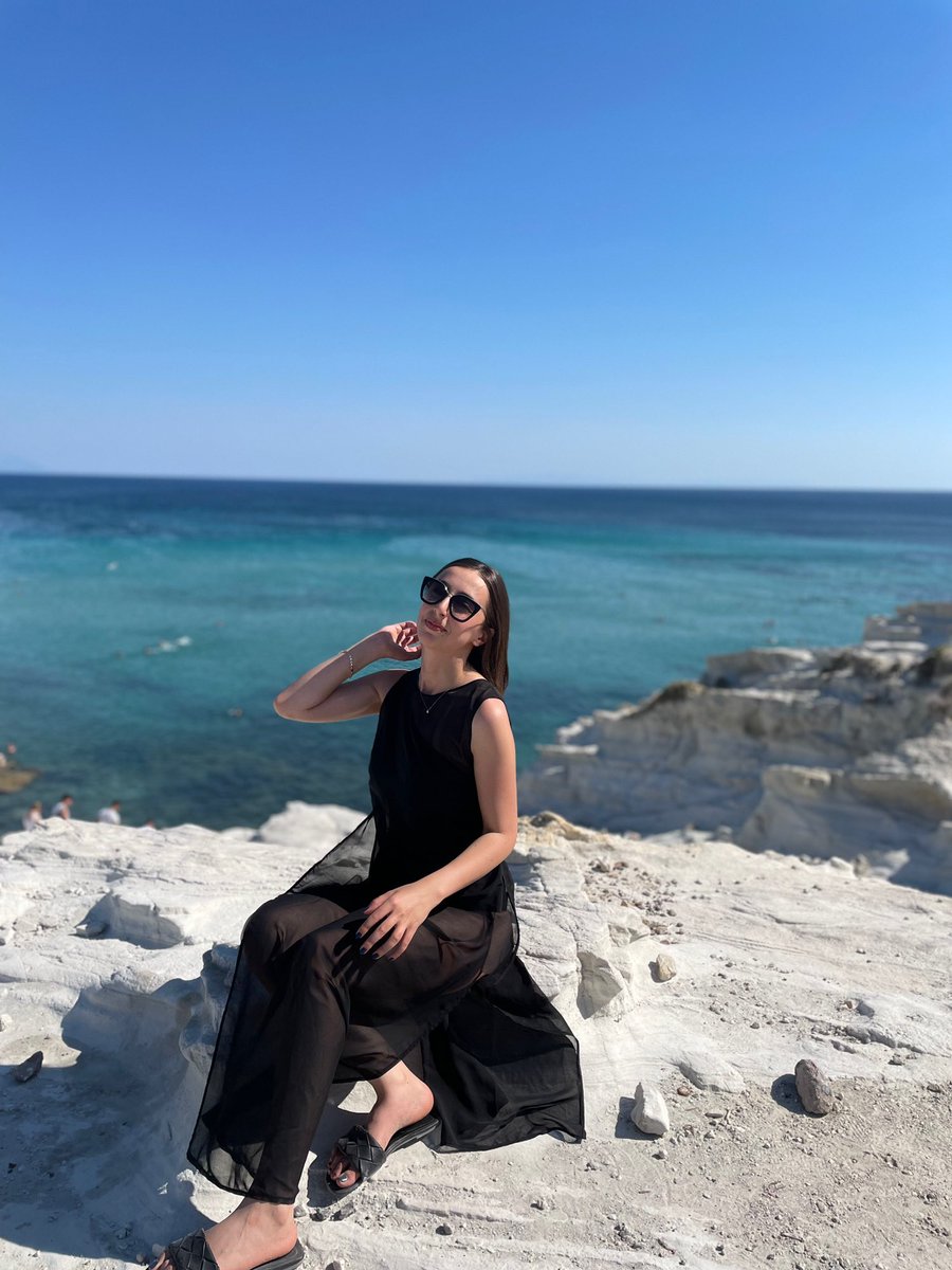 sahilde bile siyah giyinen o kız