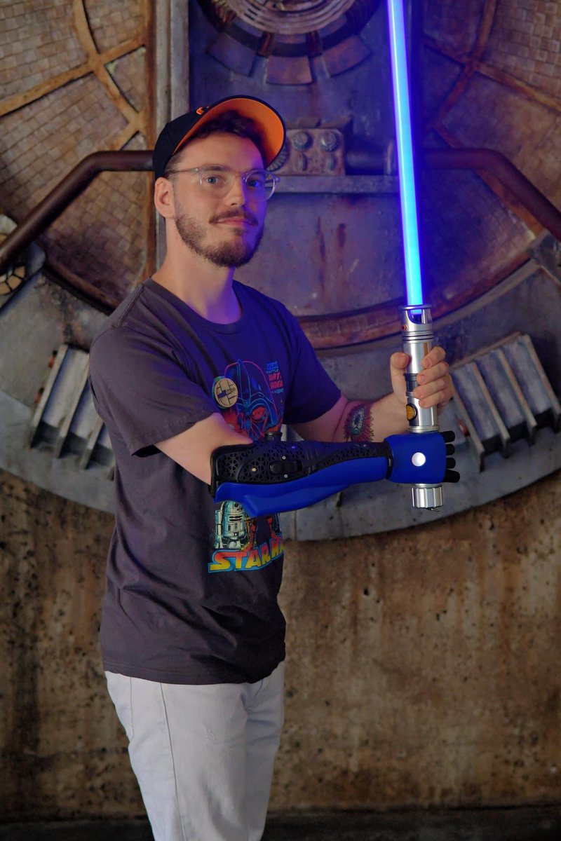 BionicArmLuke's tweet image. Hi #StarWars community! I’m Luke! I’m always looking to grow my friend group in this fandom! 

Would love to be mutuals with positive and open minded fans! 

I really like: the prequels, the OT, KOTOR, KOTOR2, Ahsoka, Legends, Mandalorian, TLJ, The Clone Wars ✨