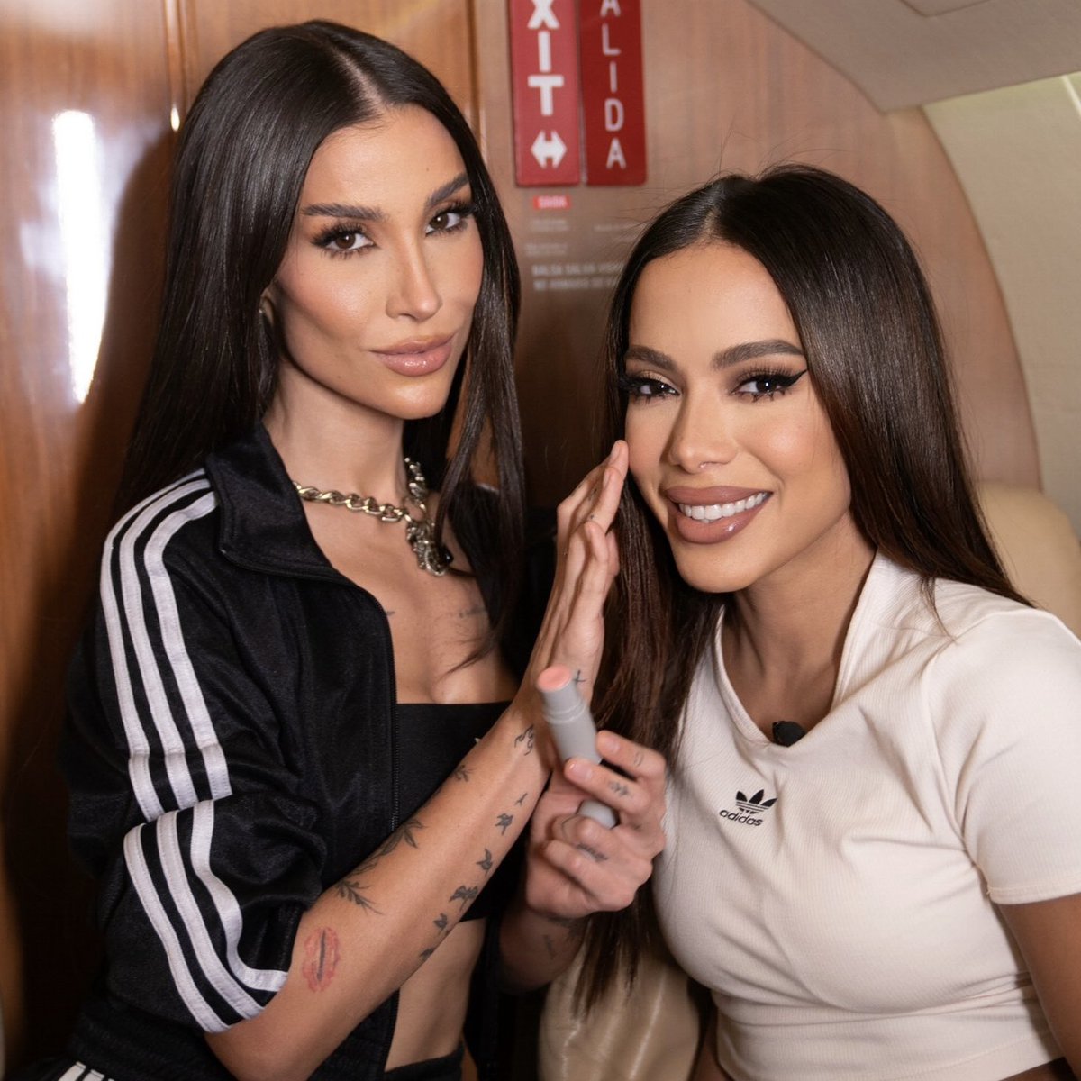 matheuscaseca's tweet photo. A Boca Rosa é muito criativa né?! Ela criou um quadro "No corre da make" pra maquiar famosas no caminho pros seus compromissos enquanto entrevista. Já começou com a Anitta então não tem erro. Bianca Andrade você é genial https://t.co/s2e427Rhi1