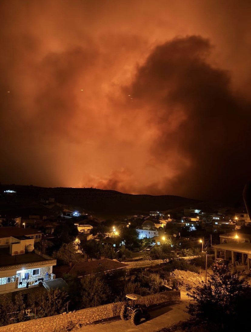 kubraziyagilll's tweet photo. 8 köy yanmış durumda, 30’dan fazla ölü var. Hastanede sağlık görevlilerinde ve malzemelerde yetersizlik var. Yardım bekleniyor. #mardin https://t.co/H0SDAUFG9W