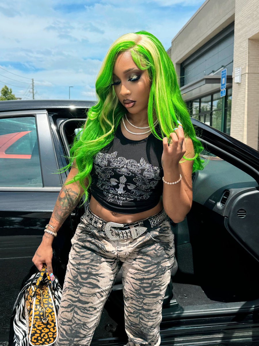 imNeila's tweet photo. you new bitch ain’t got shit on me 💚 https://t.co/q3l1ZAHxfl