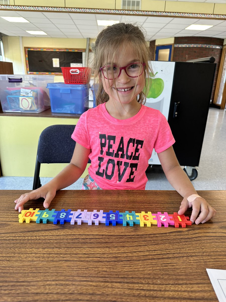 TBeamerGC's tweet image. Our kindergarten mathematicians in the Sayers class @HemlockGC are still going strong 💪🏼 working on their math skills. We worked on math 🧩, decomposing 5, and Shake and Spill 🔴🟡 @CCardellaGC #MathForEveryMind @IllustrateMath