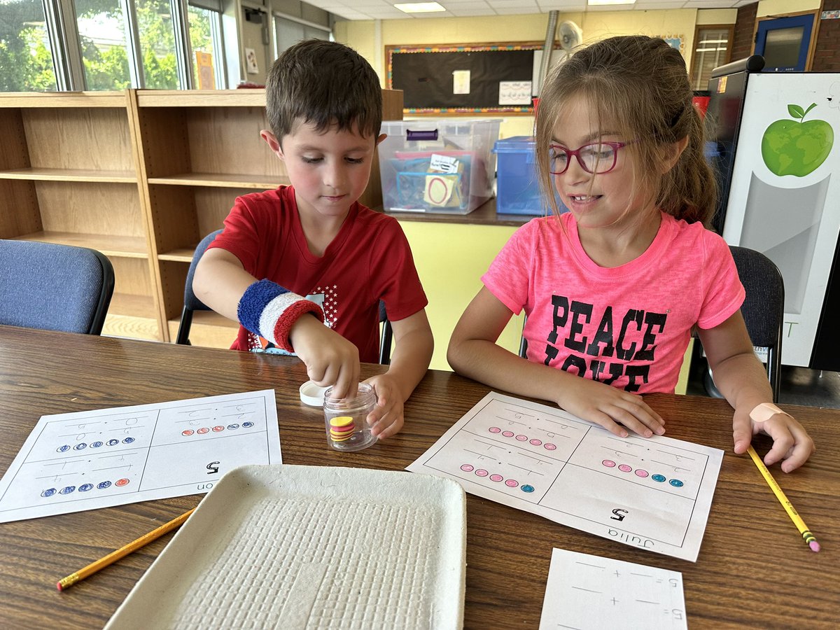 TBeamerGC's tweet image. Our kindergarten mathematicians in the Sayers class @HemlockGC are still going strong 💪🏼 working on their math skills. We worked on math 🧩, decomposing 5, and Shake and Spill 🔴🟡 @CCardellaGC #MathForEveryMind @IllustrateMath
